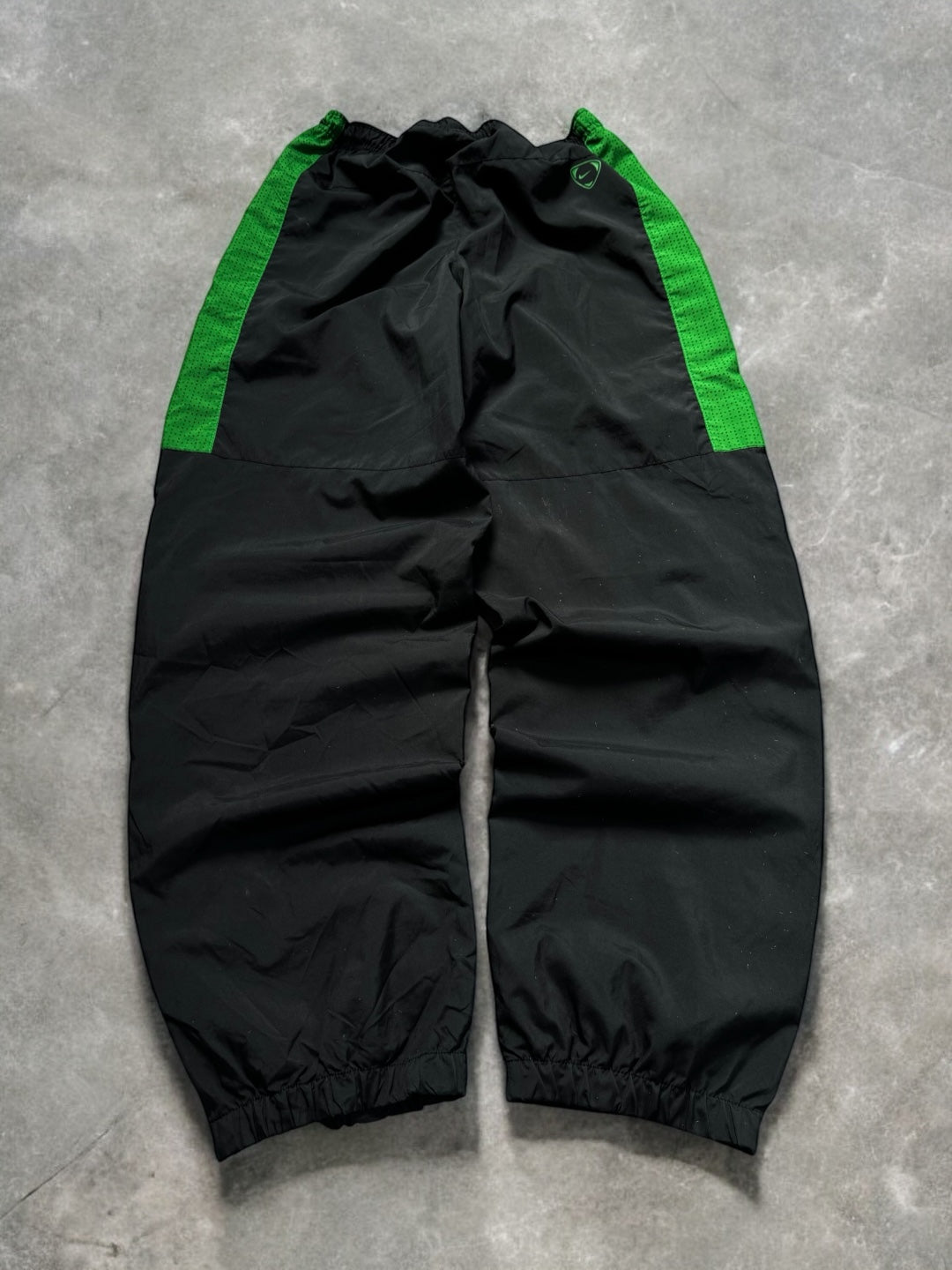 Vintage 2000's black and green Nike T90 Celtics football joggers/track pants (M)