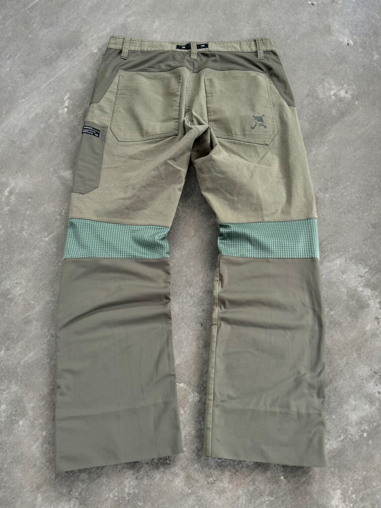 Vintage 2000's Oakley archival technical cargo pants (L)