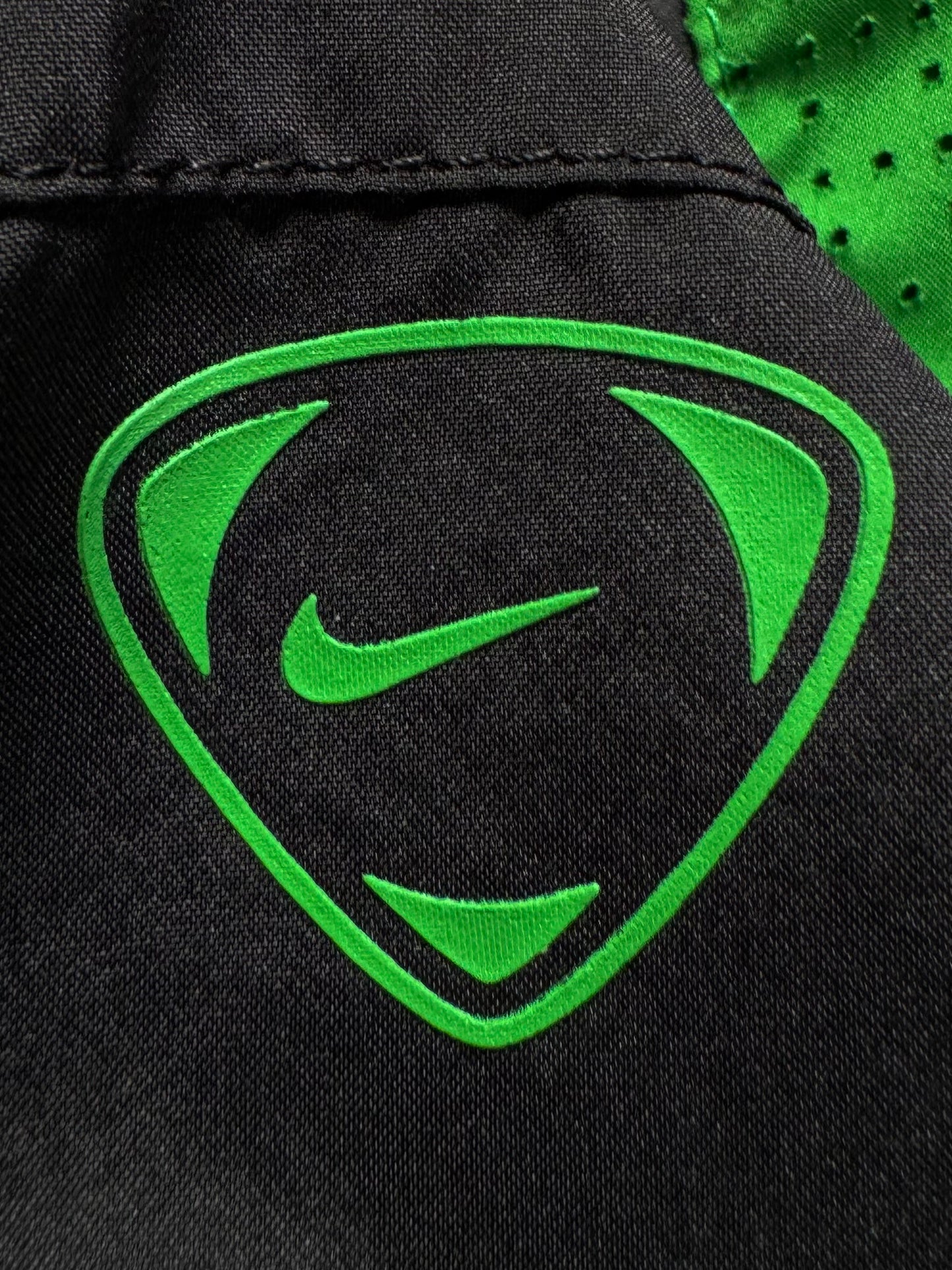 Vintage 2000's black and green Nike T90 Celtics football joggers/track pants (M)