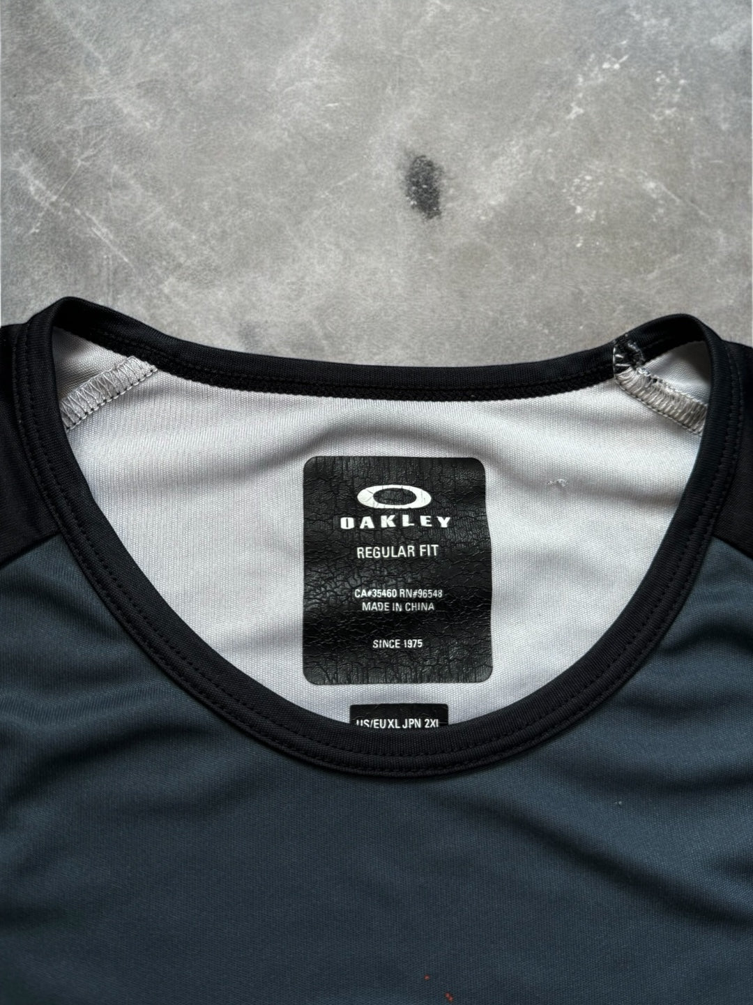 Vintage black and grey Oakley graphic print centre logo technical panelled gradient t shirt (XL)