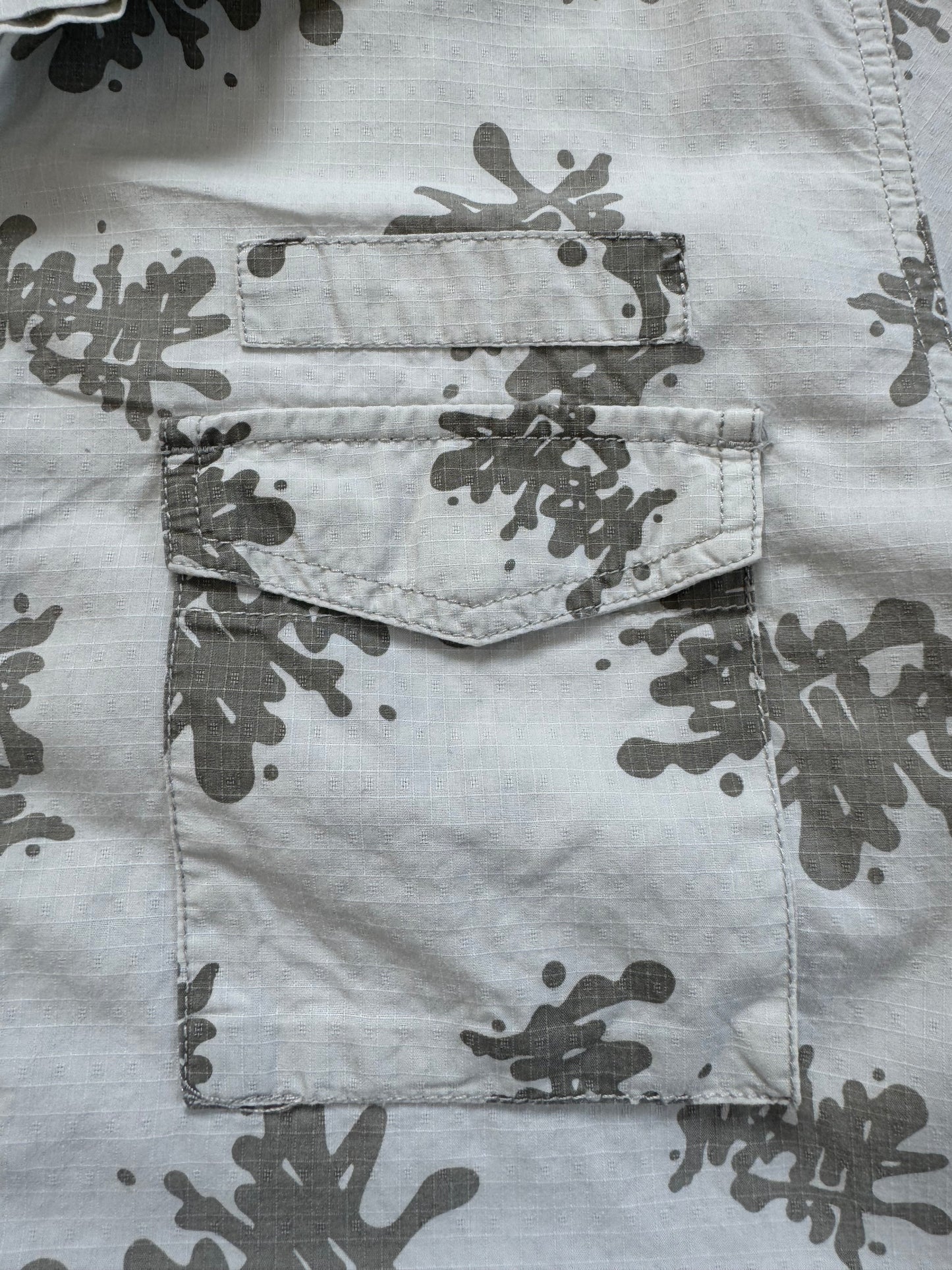 Vintage 2000's white and grey graphic print stussy button up short sleeve cargo shirt (L)