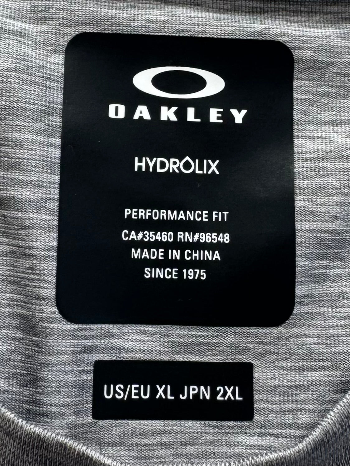 grey and white Oakley graphic print centre logo technical panelled t shirt (XL)