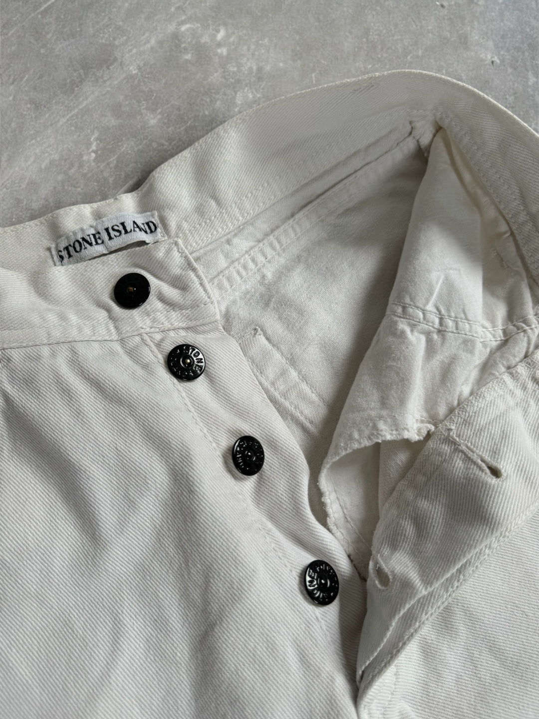 Vintage 1980's white Stone Island green edge badge raw hem denim shorts / jorts (XS)