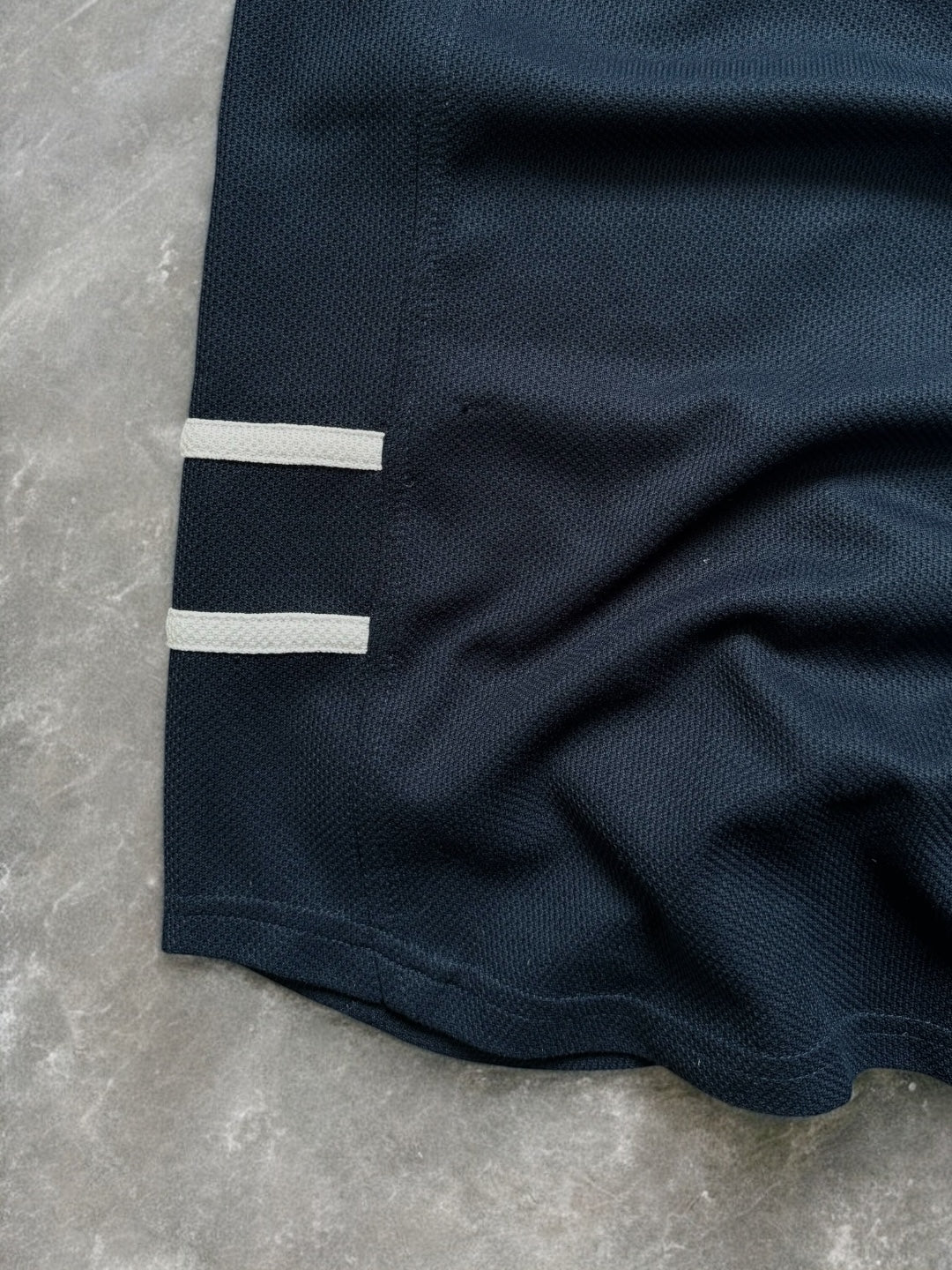 Vintage 2000's navy blue and white Nike T90 centre swoosh crest logo printed graphic panelled t shirt (XL)