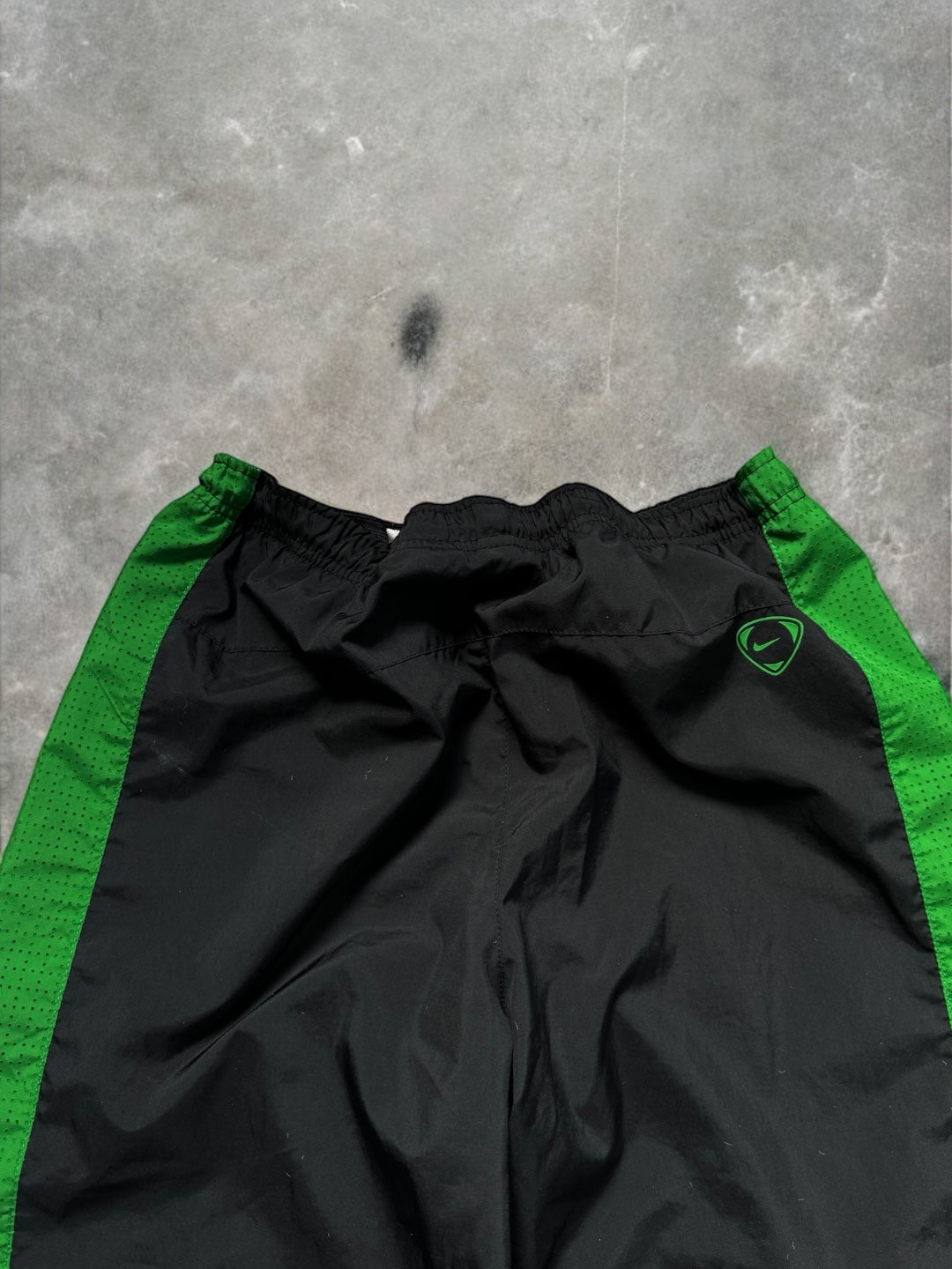 Vintage 2000's black and green Nike T90 Celtics football joggers/track pants (M)