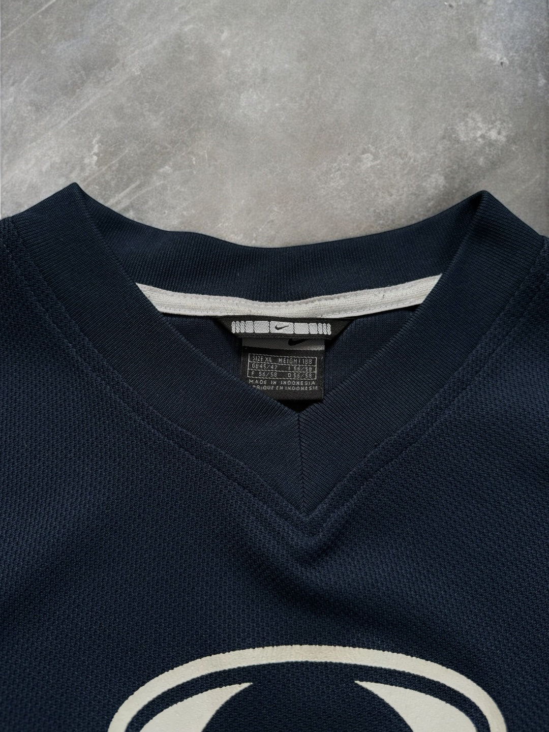 Vintage 2000's navy blue and white Nike T90 centre swoosh crest logo printed graphic panelled t shirt (XL)