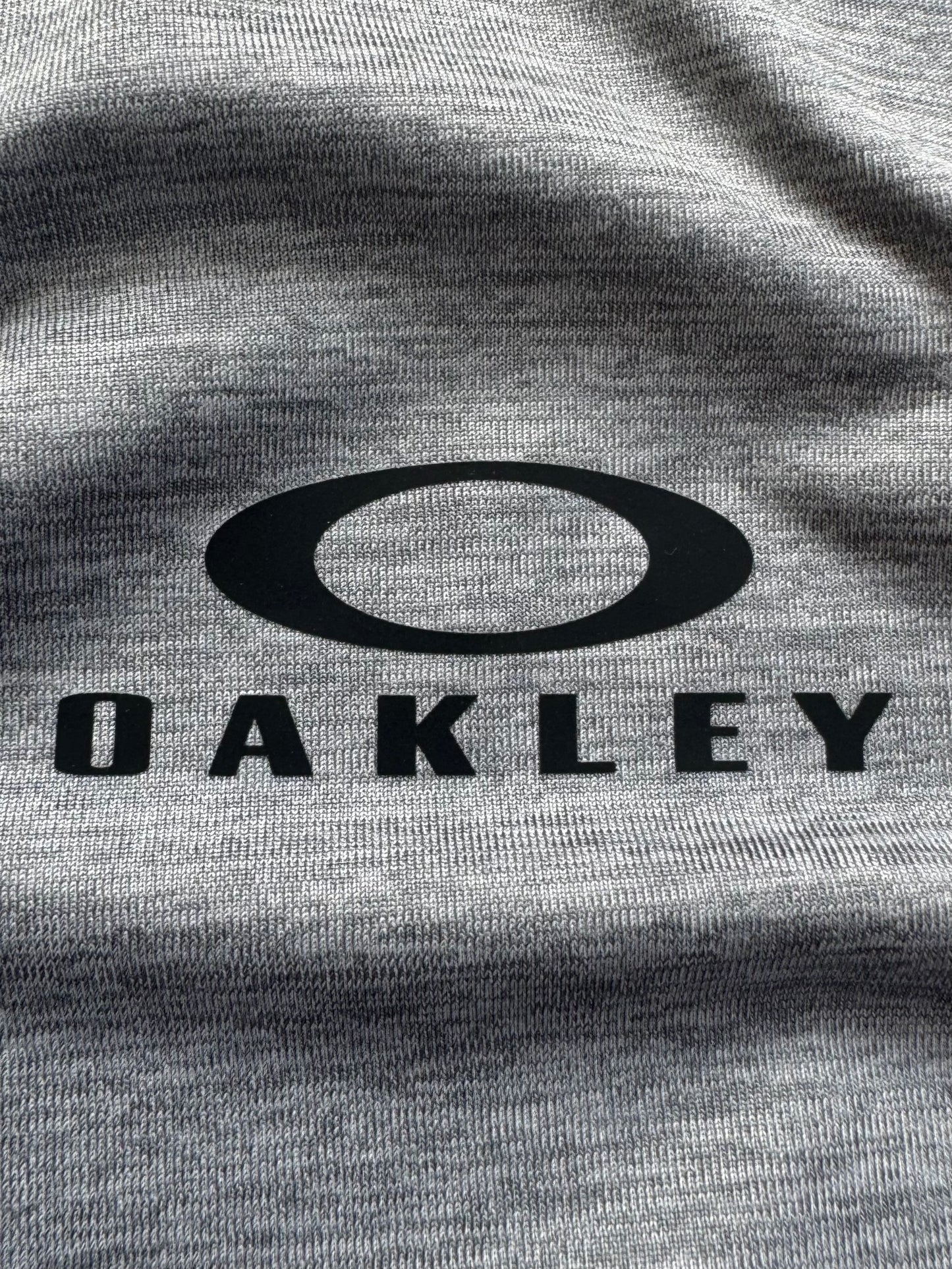 grey and white Oakley graphic print centre logo technical panelled t shirt (XL)