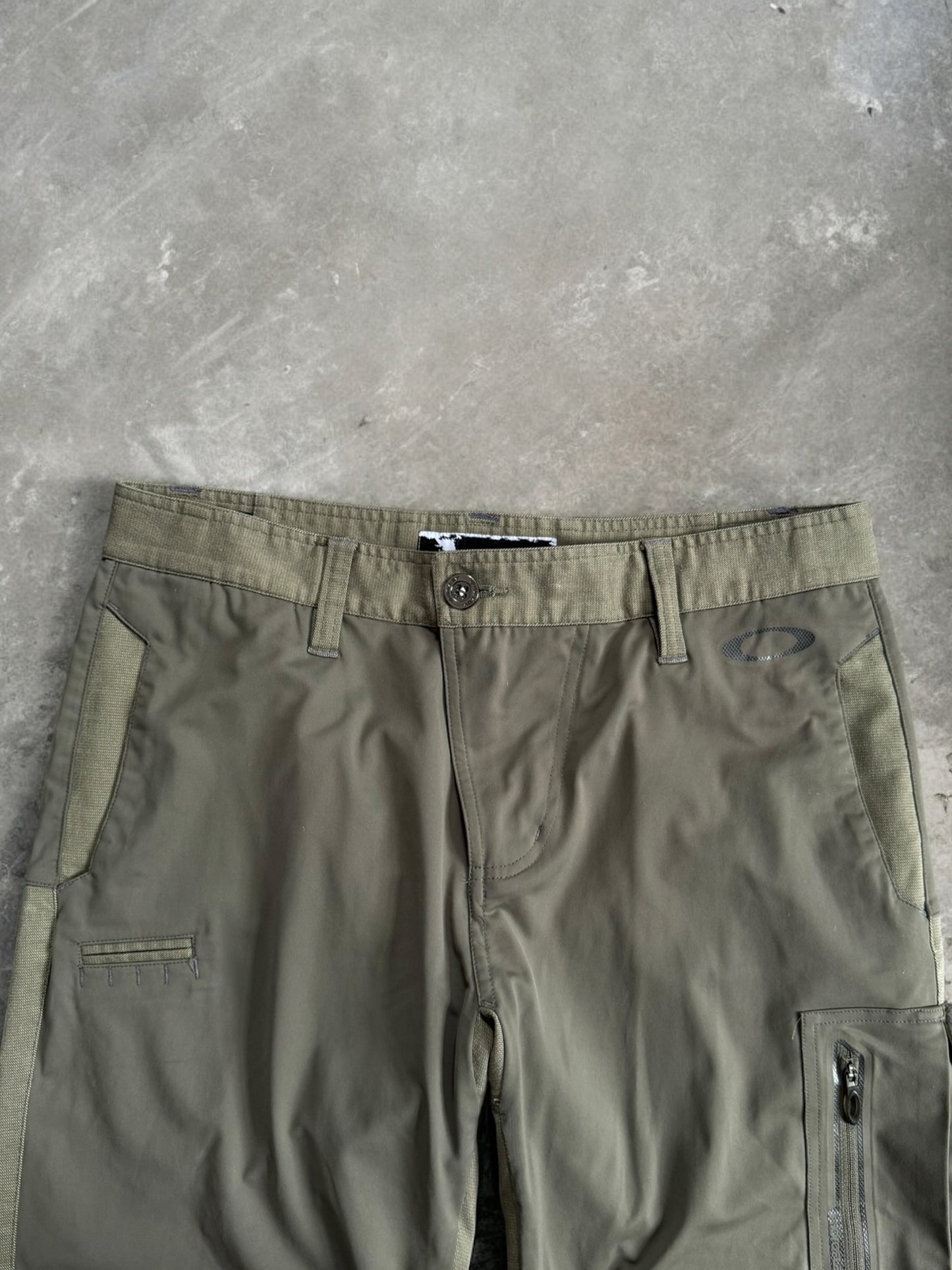 Vintage 2000's Oakley archival technical cargo pants (L)