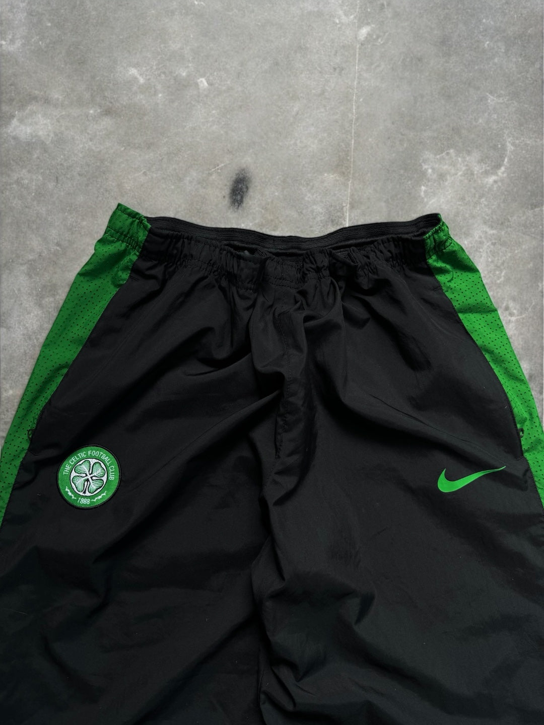 Vintage 2000's black and green Nike T90 Celtics football joggers/track pants (M)