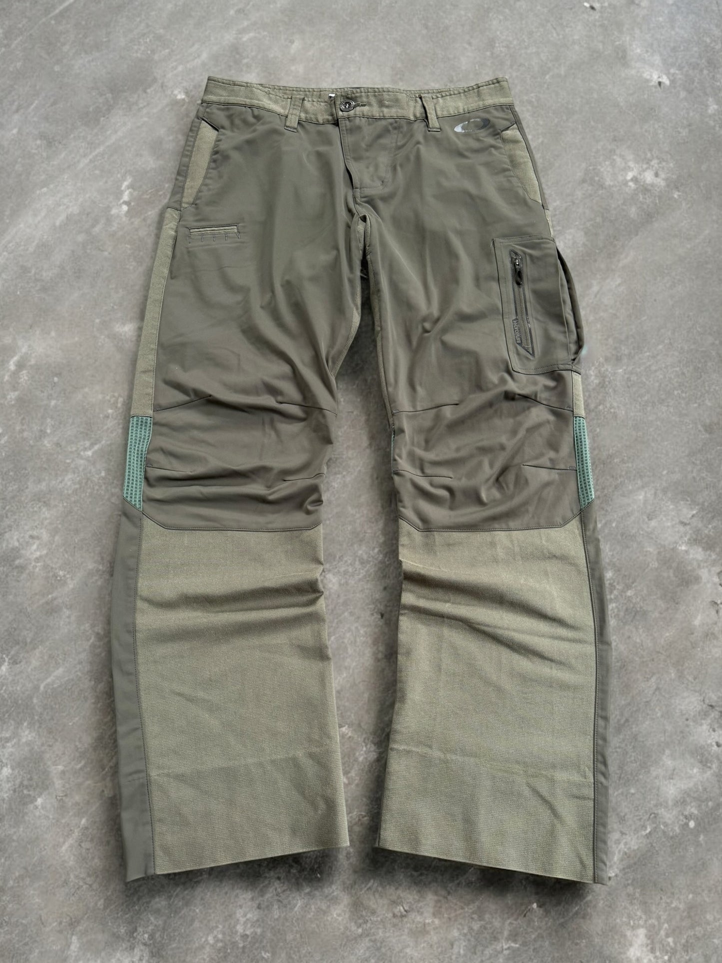 Vintage 2000's Oakley archival technical cargo pants (L)