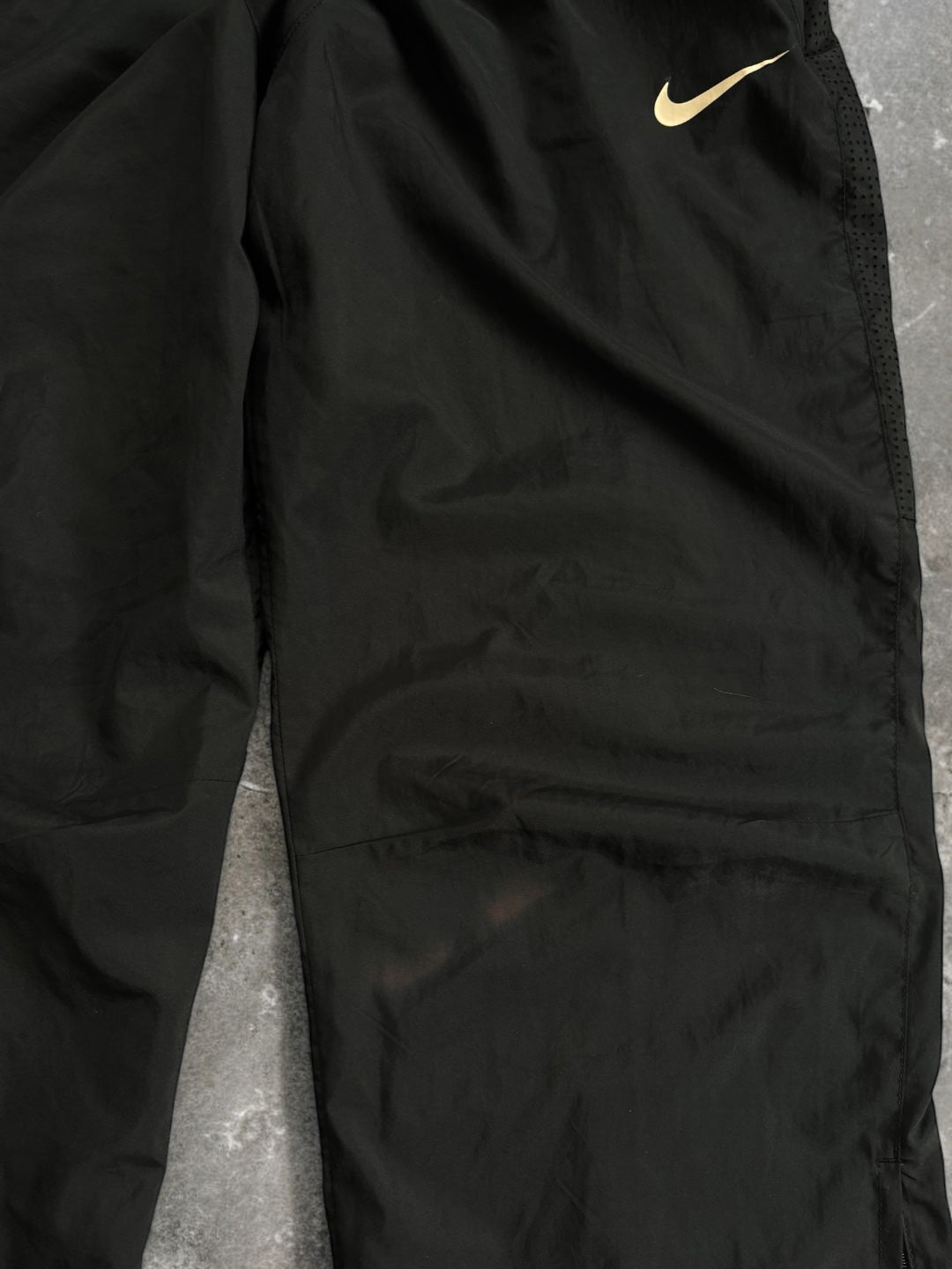 Vintage 2000's black Nike Manchester United football joggers/track pants (M)