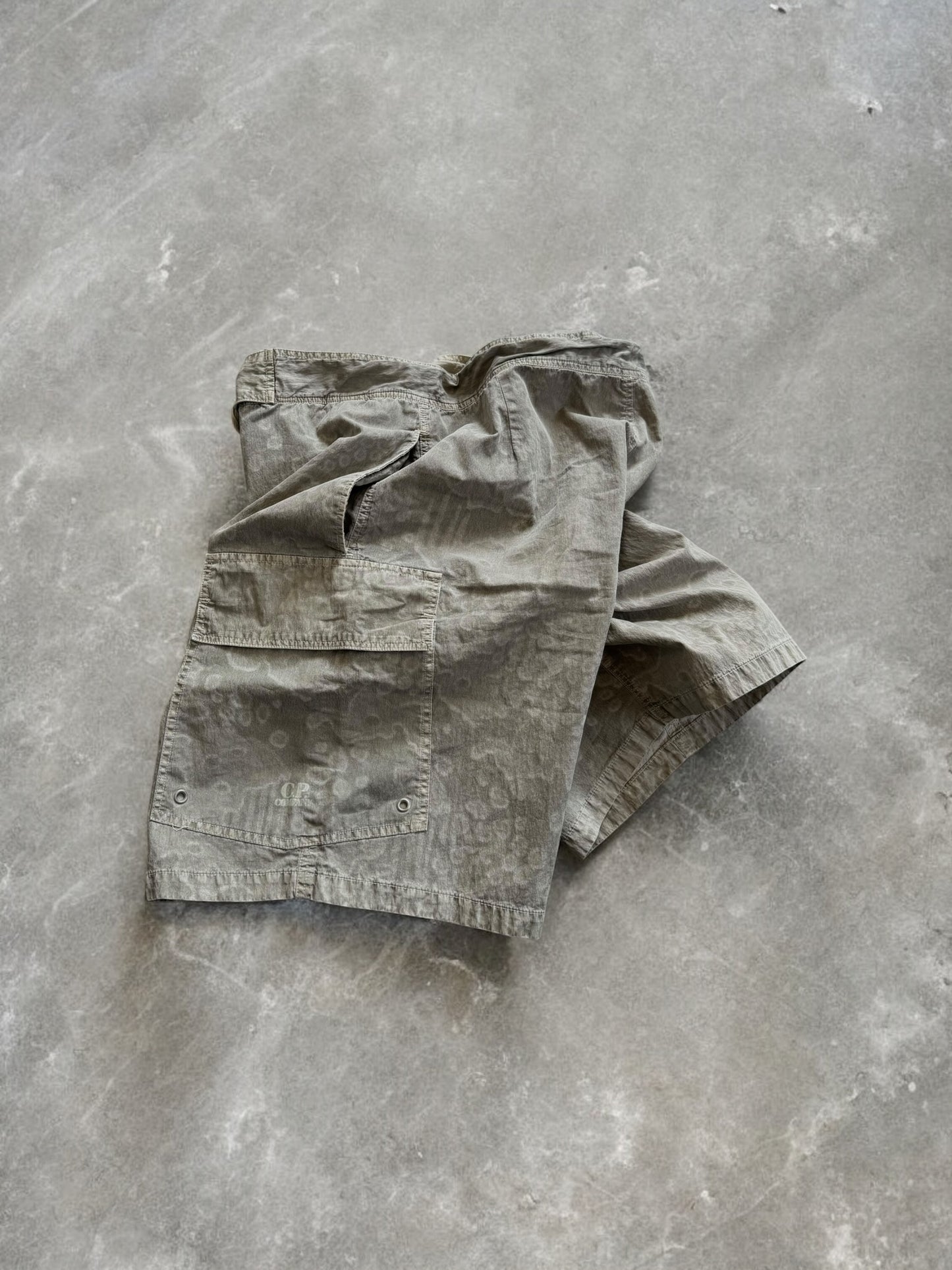 Vintage 90's cream / beige desert camo CP Company cargo shorts (M)