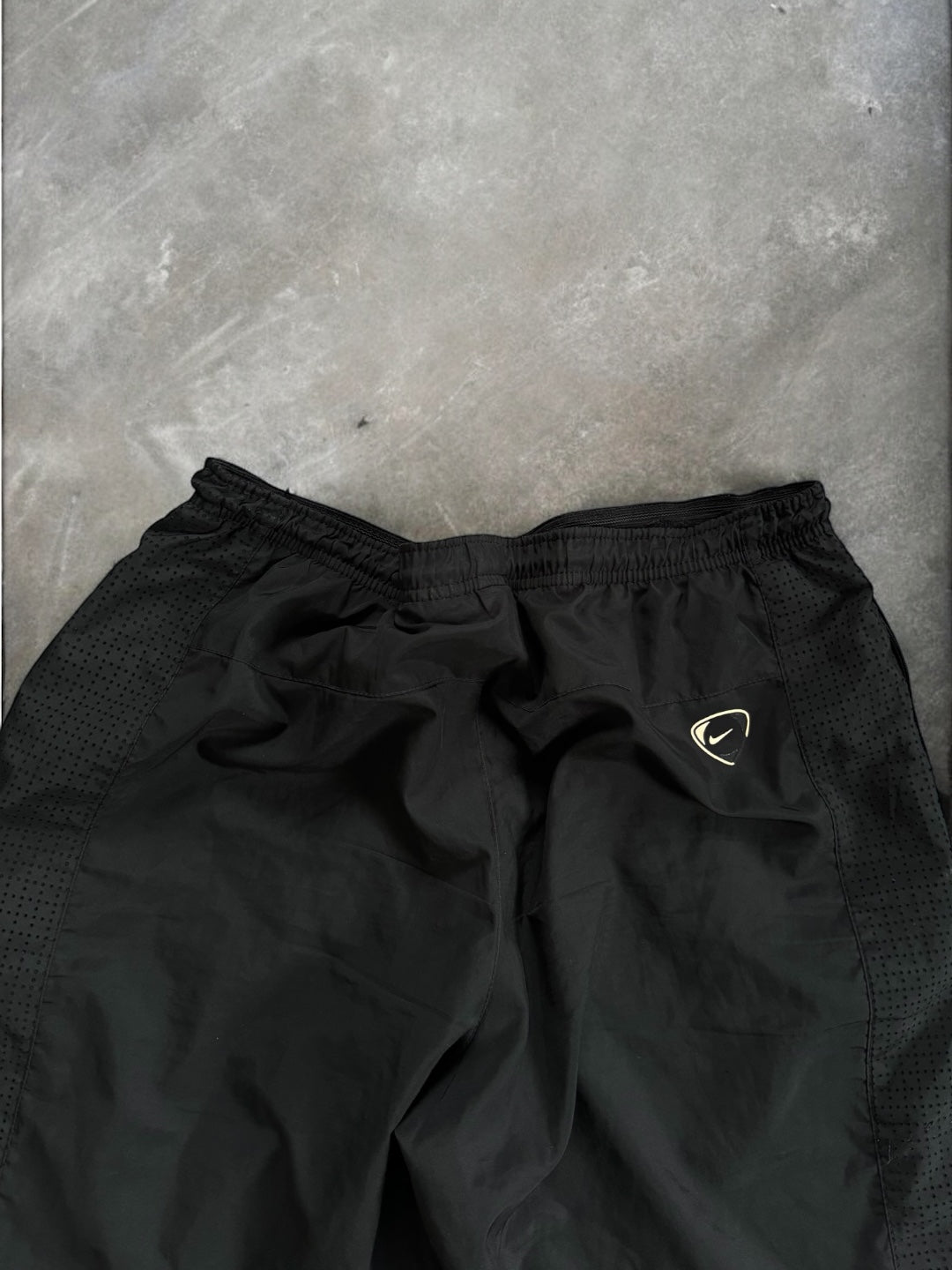 Vintage 2000's black Nike Manchester United football joggers/track pants (M)