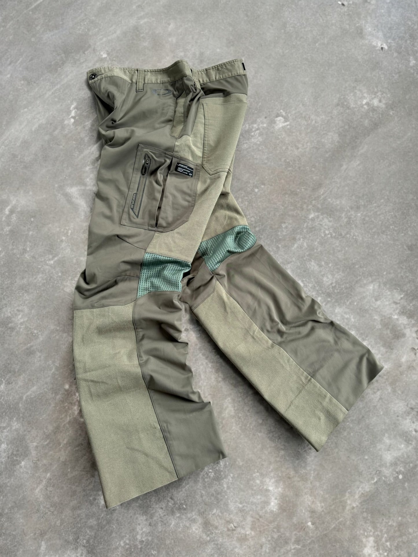 Vintage 2000's Oakley archival technical cargo pants (L)