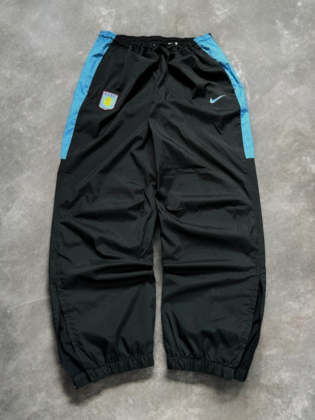 Vintage 2000's black and blue Nike Aston Villa football joggers/track pants (M)
