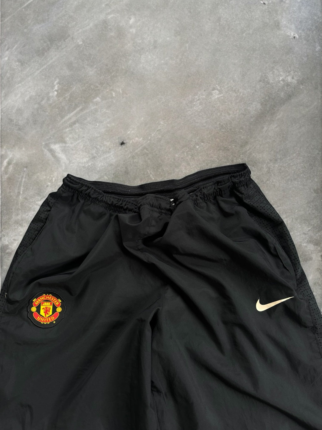 Vintage 2000's black Nike Manchester United football joggers/track pants (M)