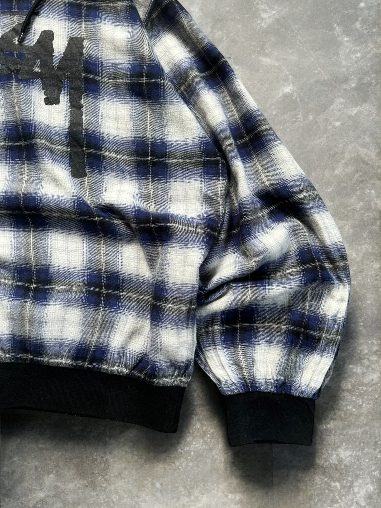 Vintage navy blue white and black Stussy spell out logo tartan / plaid hoodie (M)