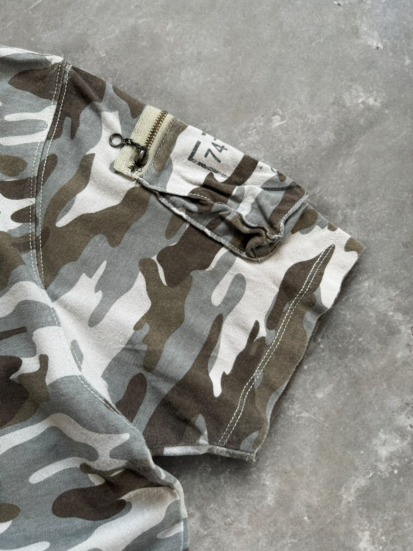 Vintage 90's camo Avirex technical t shirt (M)