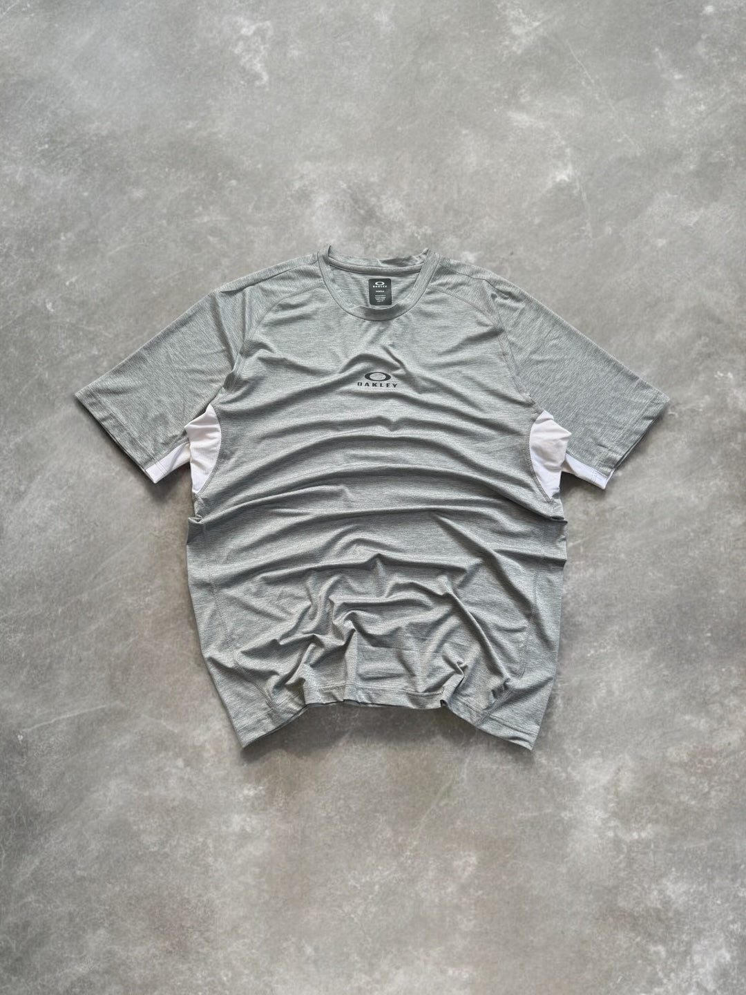 grey and white Oakley graphic print centre logo technical panelled t shirt (XL)