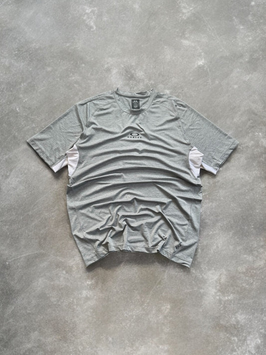 grey and white Oakley graphic print centre logo technical panelled t shirt (XL)
