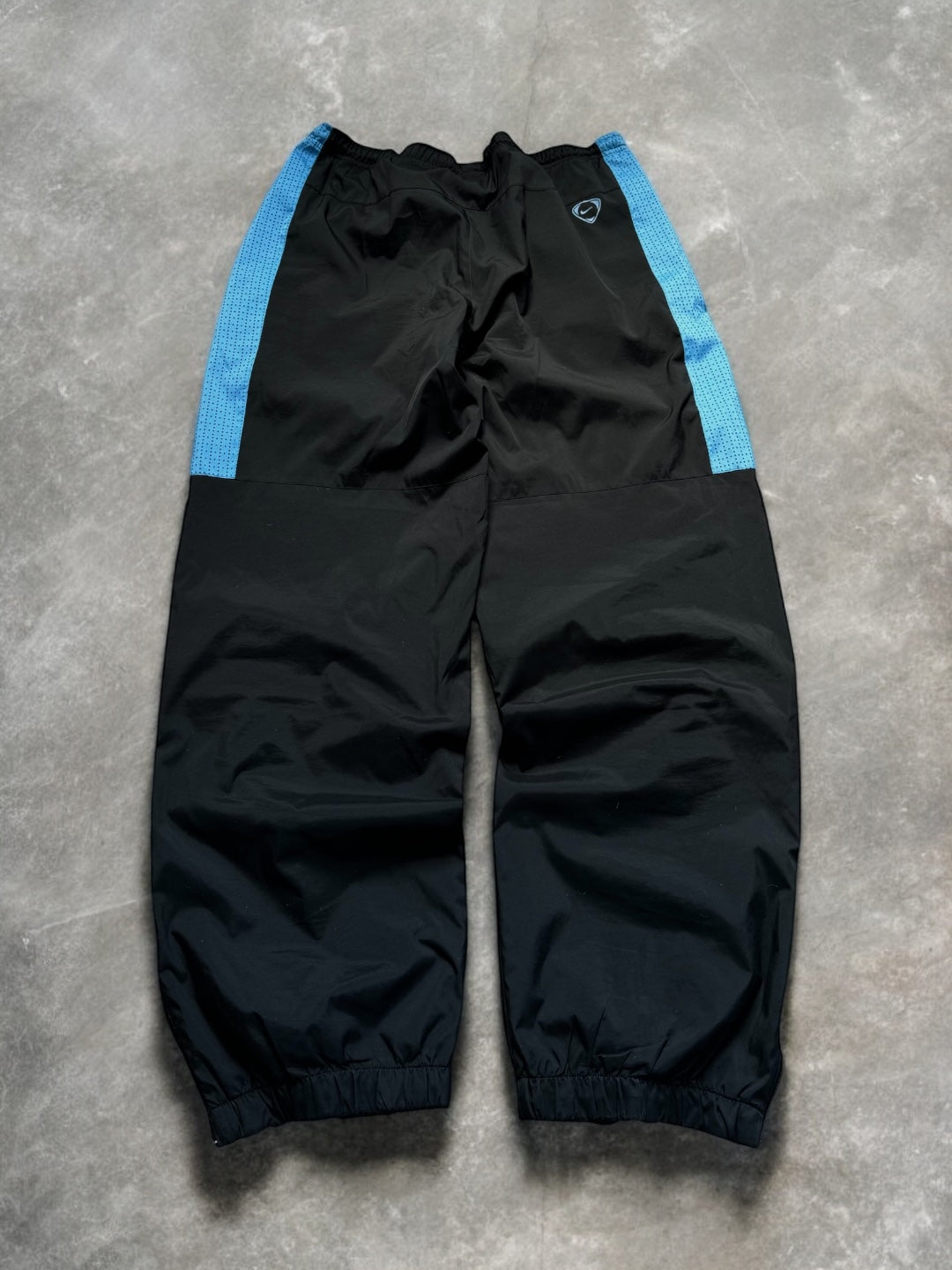 Vintage 2000's black and blue Nike Aston Villa football joggers/track pants (M)