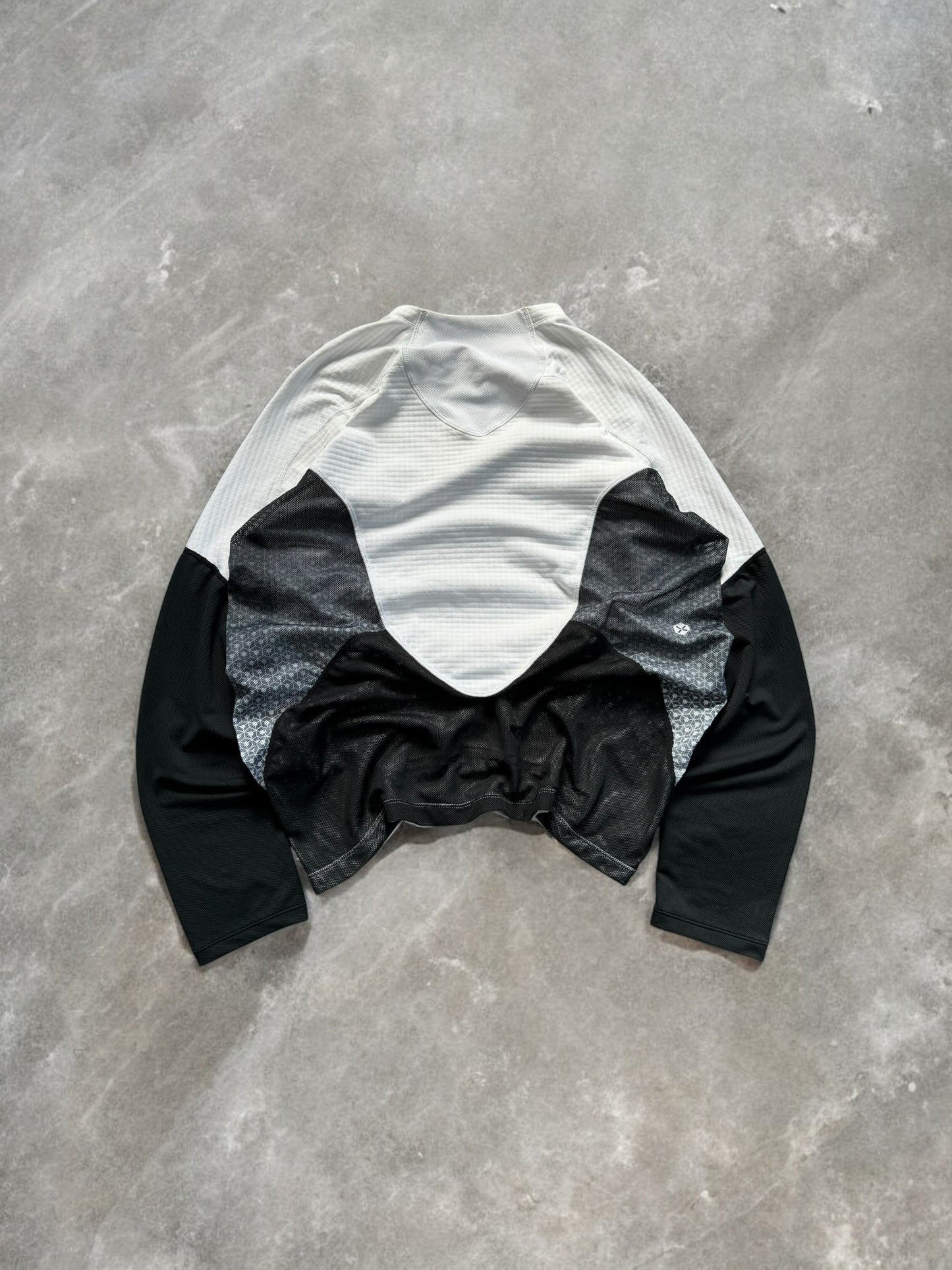 Vintage 2000's white and black Nike sphere react technical long sleeve t shirt (L)