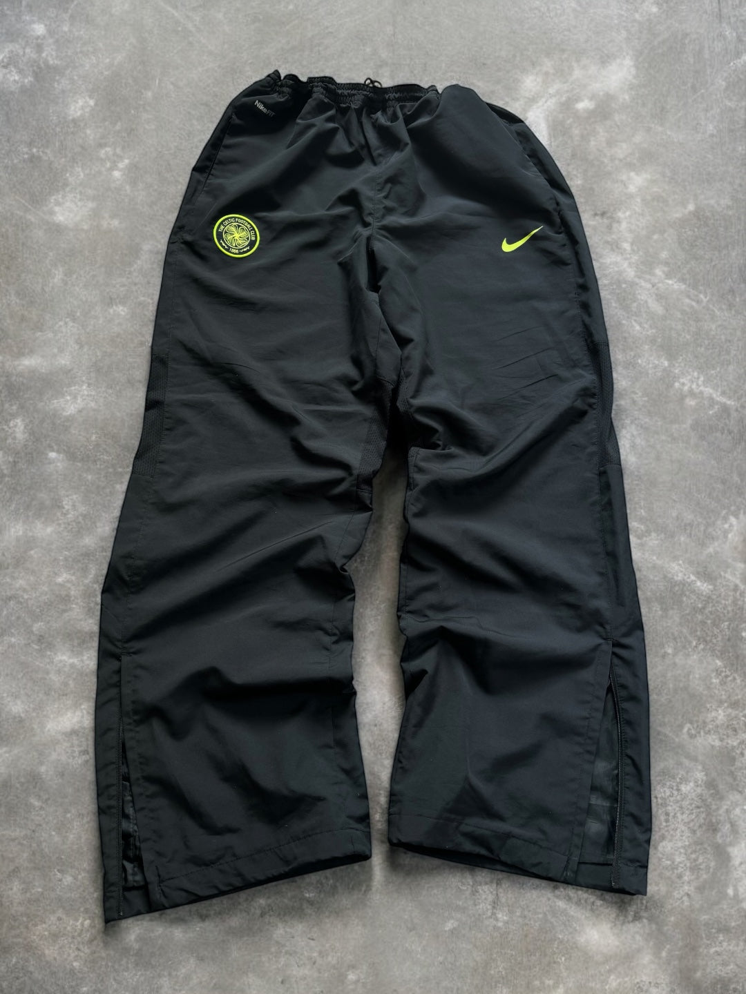 Vintage 2000's black Nike Celtic football joggers/track pants (XL)