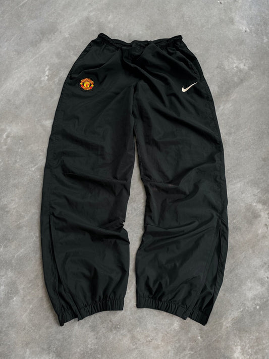 Vintage 2000's black Nike Manchester United football joggers/track pants (M)