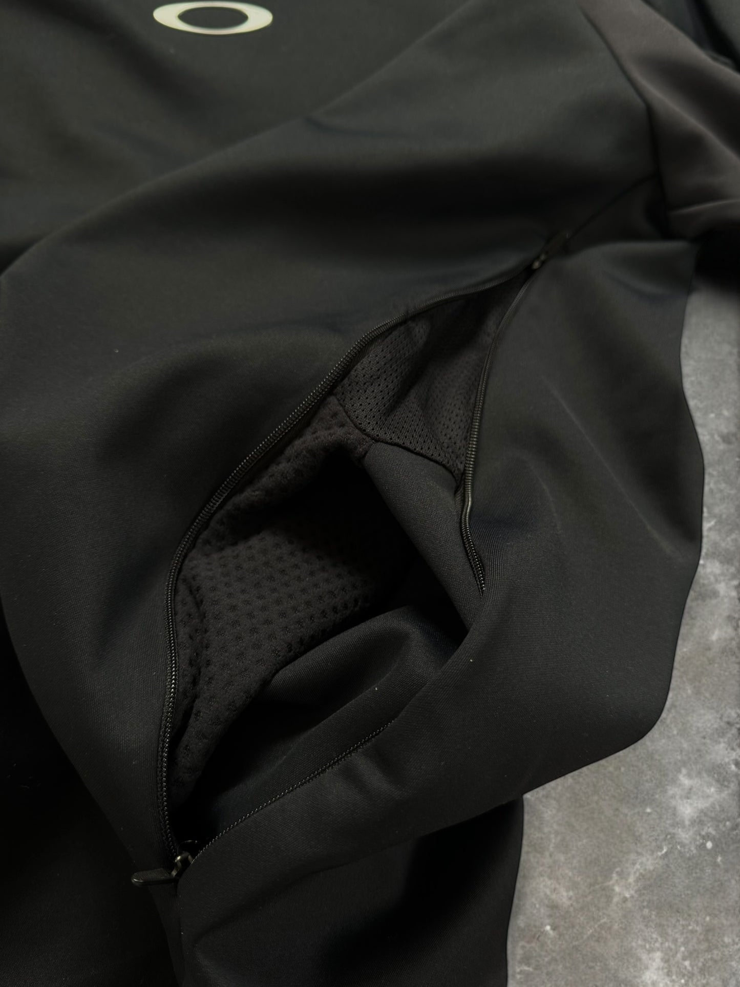 Oakley centre logo technical panelled jumper (L)