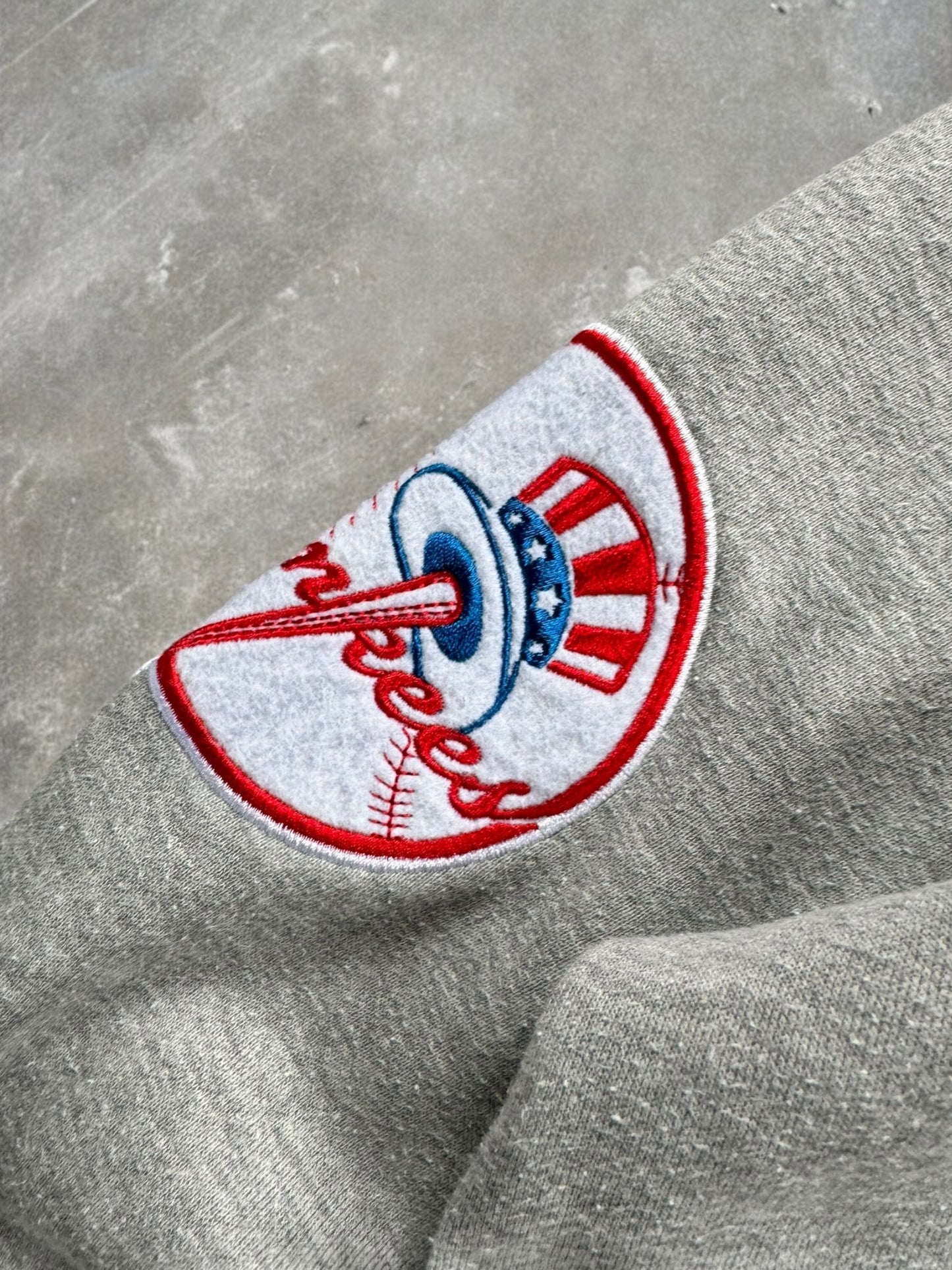 Vintage 90's grey and navy blue MLB New York Yankees boxy jumper (L)