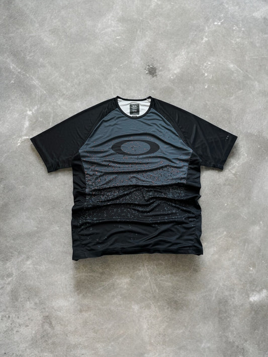 Vintage black and grey Oakley graphic print centre logo technical panelled gradient t shirt (XL)