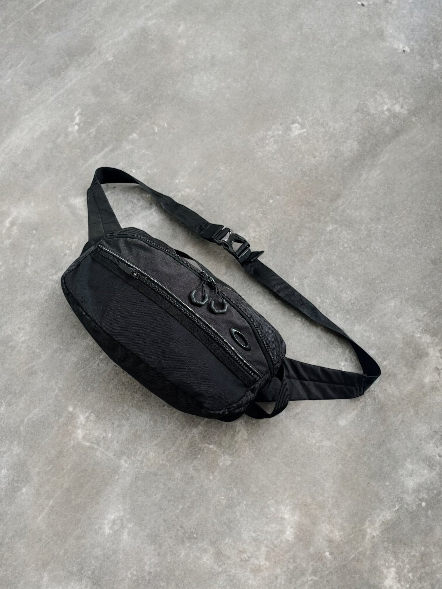 Vintage black Oakley technical sling bag / waist bag
