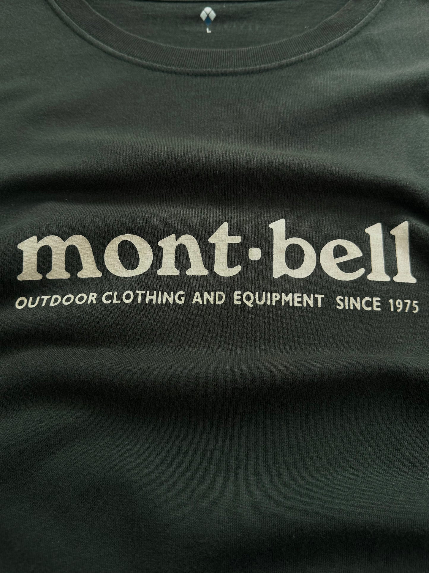 Vintage dark green and white Montbell graphic print centre logo t shirt (M)