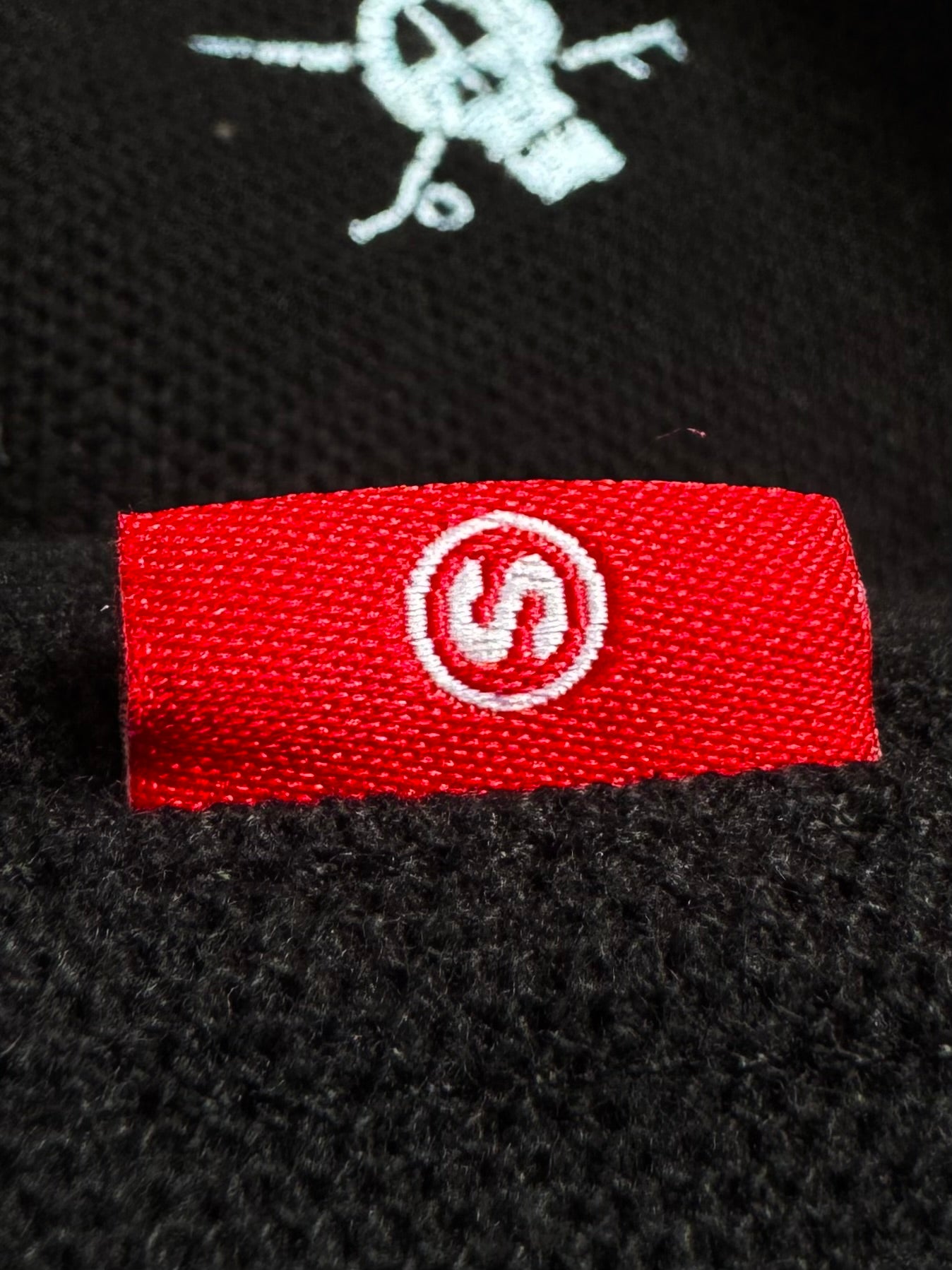 Vintage 2000's black stussy skull embroidered polo shirt (M)