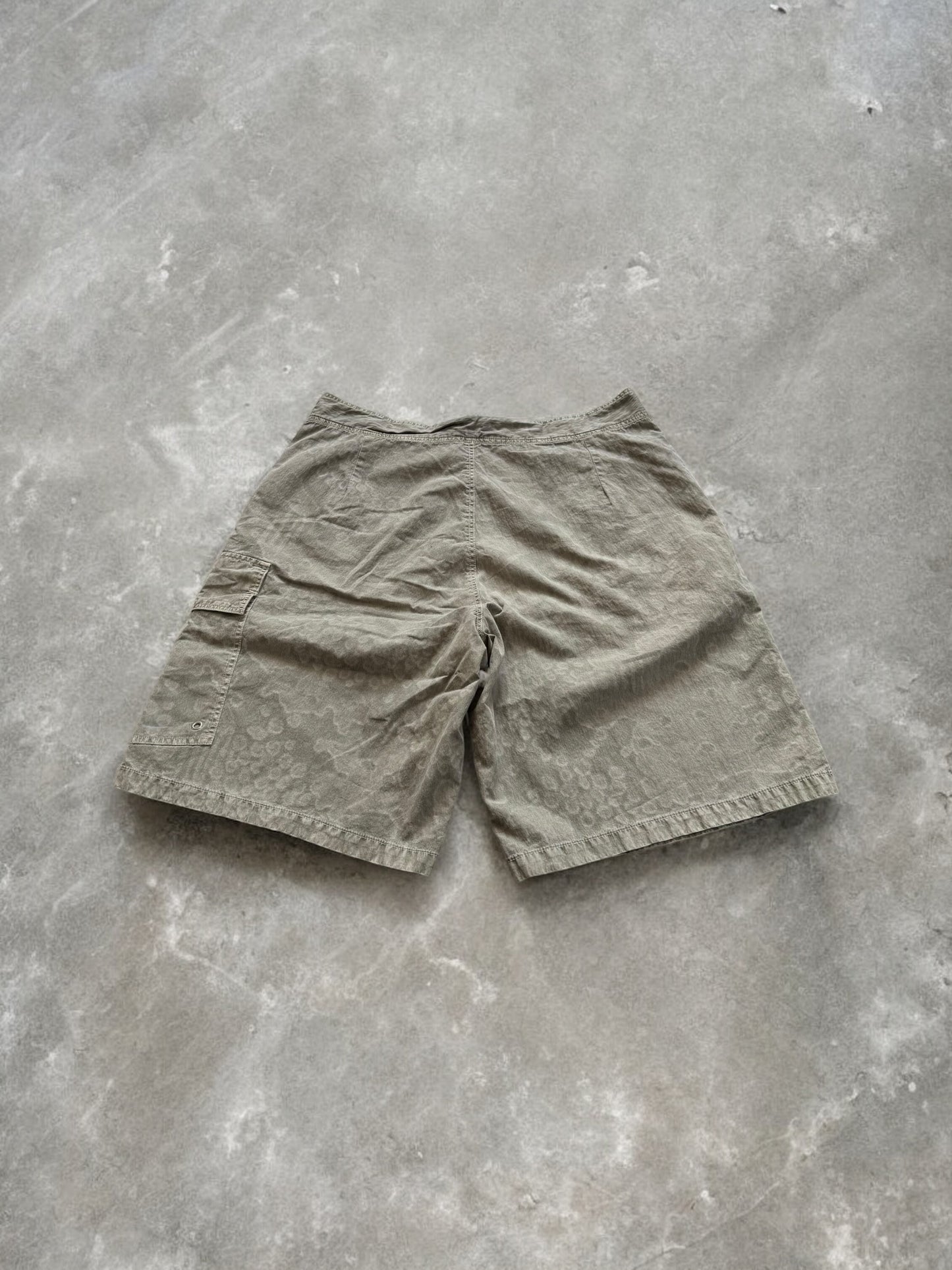 Vintage 90's cream / beige desert camo CP Company cargo shorts (M)