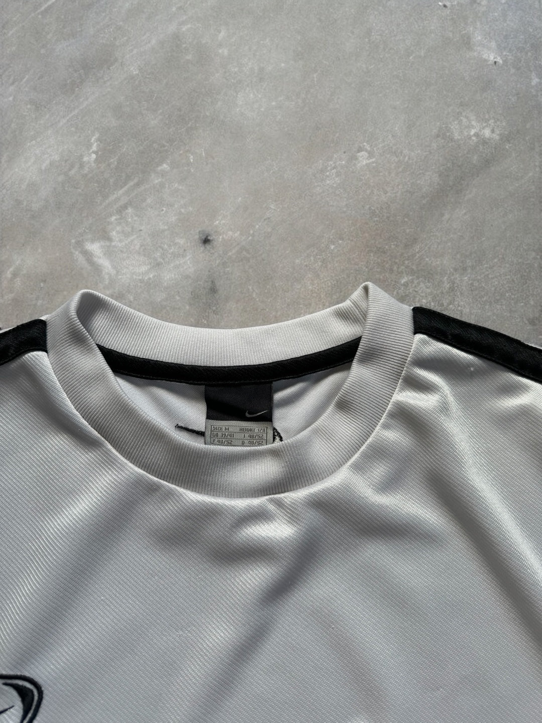 Vintage 2000's black and white Nike T90 crest logo two tone technical t shirt (M)