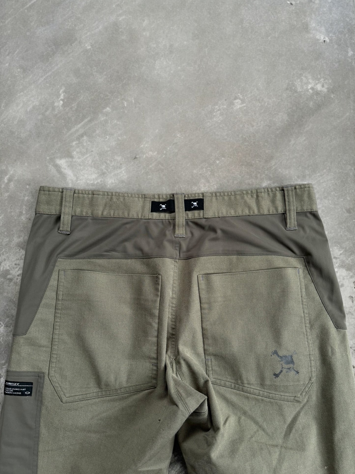 Vintage 2000's Oakley archival technical cargo pants (L)