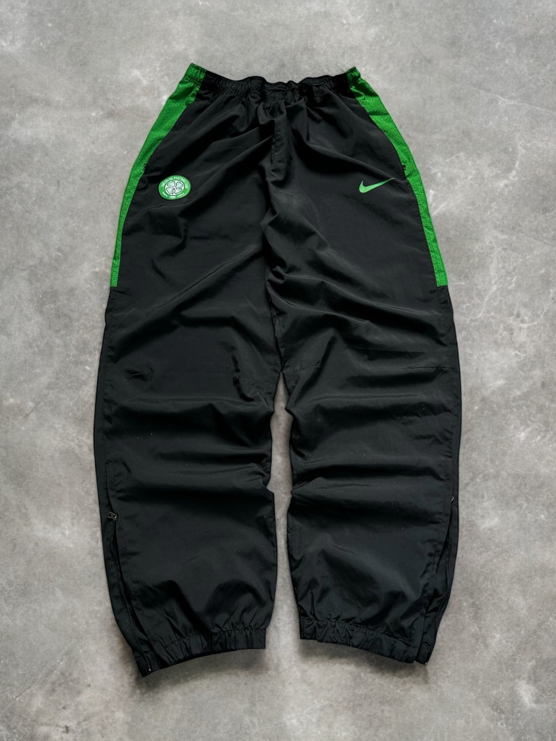 Vintage 2000's black and green Nike T90 Celtics football joggers/track pants (M)