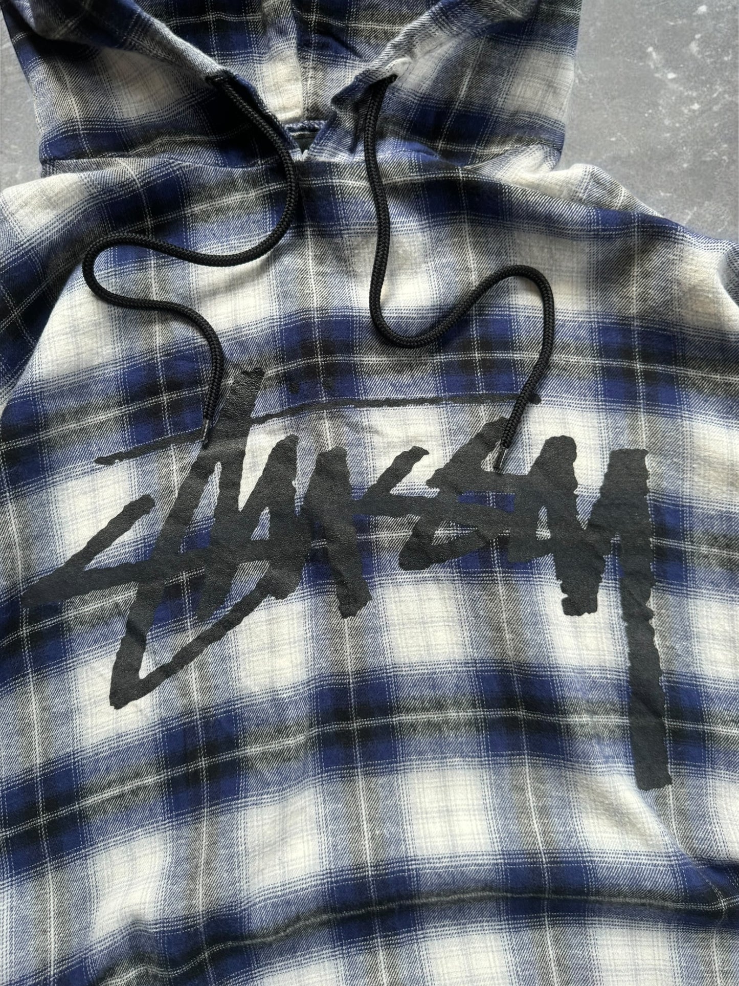 Vintage navy blue white and black Stussy spell out logo tartan / plaid hoodie (M)