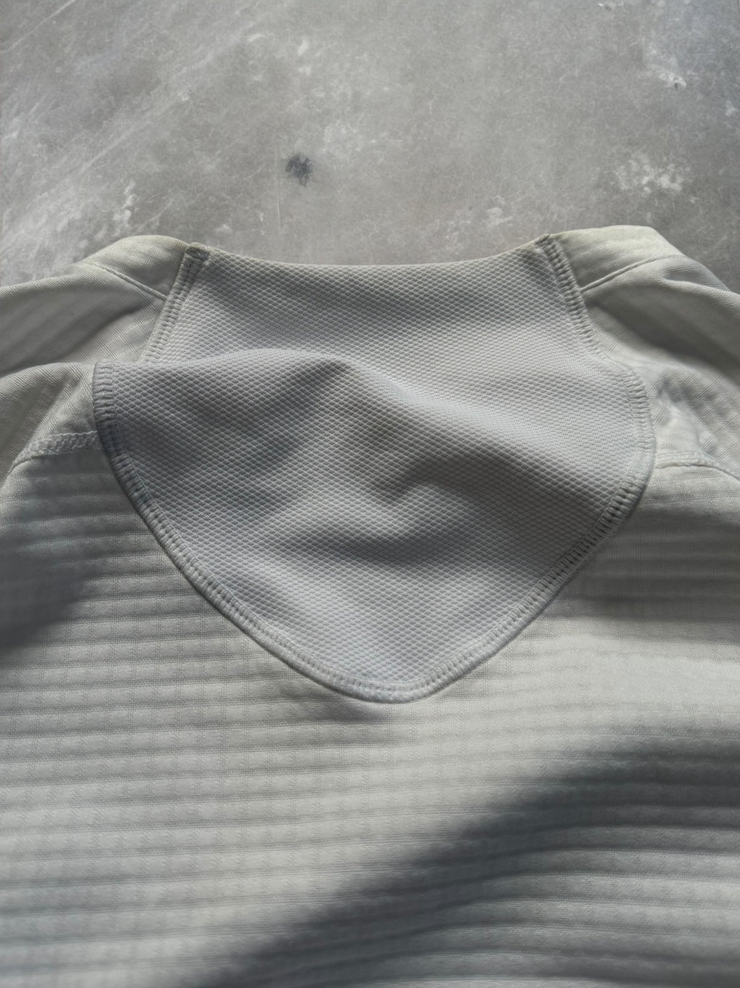 Vintage 2000's white and black Nike sphere react technical long sleeve t shirt (L)