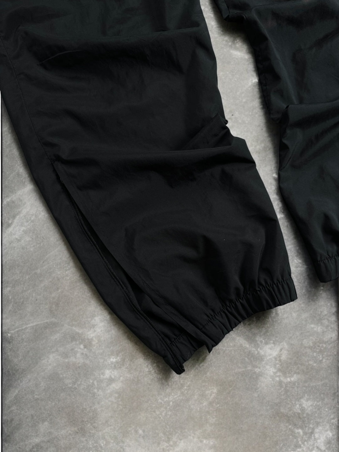 Vintage 2000's black Nike Manchester United football joggers/track pants (M)